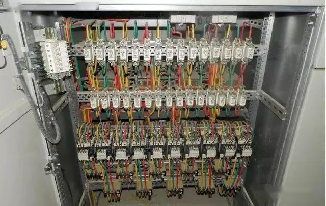 配電室中有哪些類型的低壓配電柜電壓？配電柜主要內(nèi)部組件是什么？