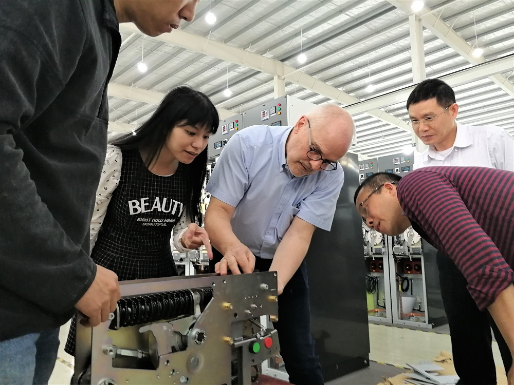 如何從根本上提高開關(guān)柜操作機(jī)構(gòu)的耐腐蝕性，請(qǐng)參見......