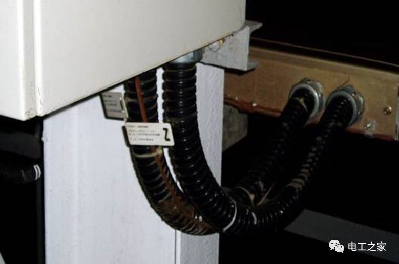 一條完成開關柜安裝，電纜橋架施工，電纜敷設及布線施工，照明配電箱施工