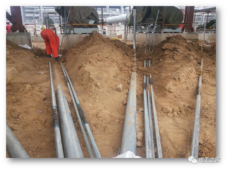 一條完成開關柜安裝，電纜橋架施工，電纜敷設及布線施工，照明配電箱施工