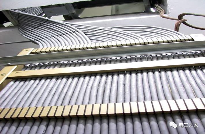 一條完成開關柜安裝，電纜橋架施工，電纜敷設及布線施工，照明配電箱施工