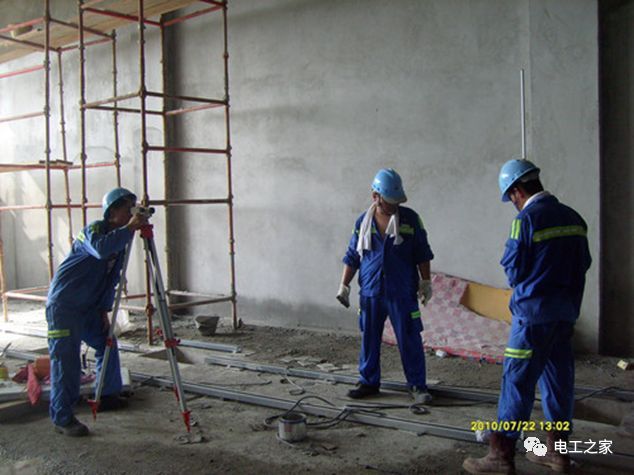 一條完成開關柜安裝，電纜橋架施工，電纜敷設及布線施工，照明配電箱施工