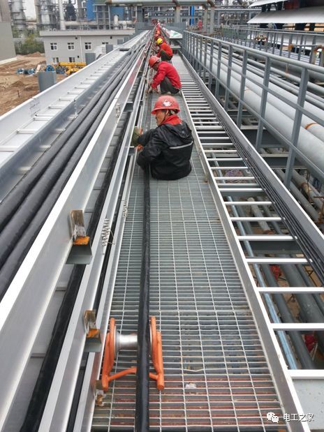 一條完成開關柜安裝，電纜橋架施工，電纜敷設及布線施工，照明配電箱施工