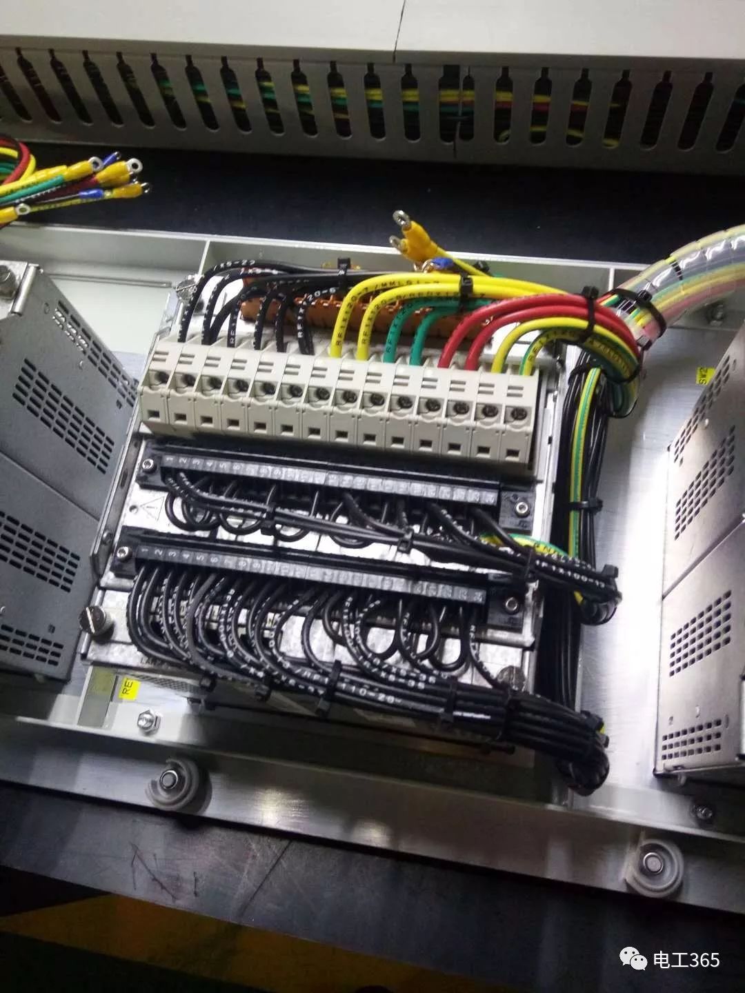 太好了。改進(jìn)版本配電柜內(nèi)部結(jié)構(gòu)完整分析