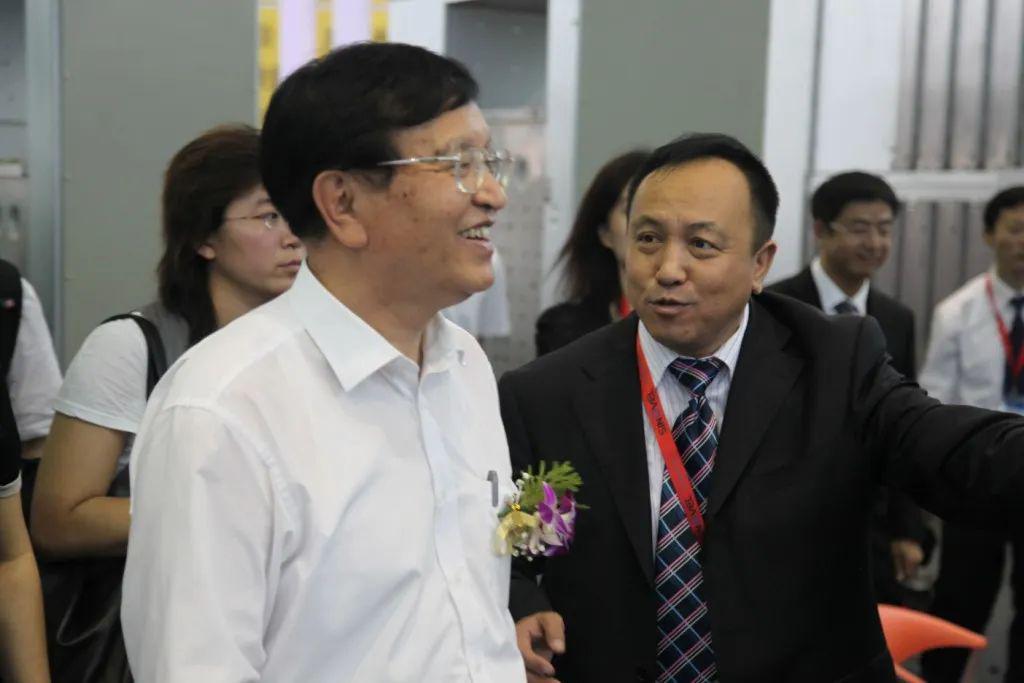 華德海特電器在2020年榮獲“中國開關(guān)柜 10頂級品牌”72.5千伏氫地理信息系統(tǒng)和碳地理信息系統(tǒng)獎(jiǎng)，填補(bǔ)了國際空白