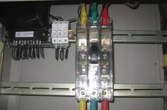 施工現(xiàn)場(chǎng)臨時(shí)用電配電箱及開(kāi)關(guān)箱配置和使用說(shuō)明，圖示詳圖