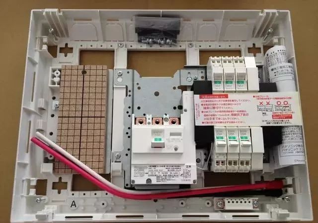 為什么日本家庭使用40年的單件配電箱而我們?nèi)匀辉诂F(xiàn)場(chǎng)組裝它？