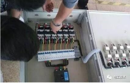 分析了配電箱的內(nèi)部結(jié)構(gòu)，誰能理解它？