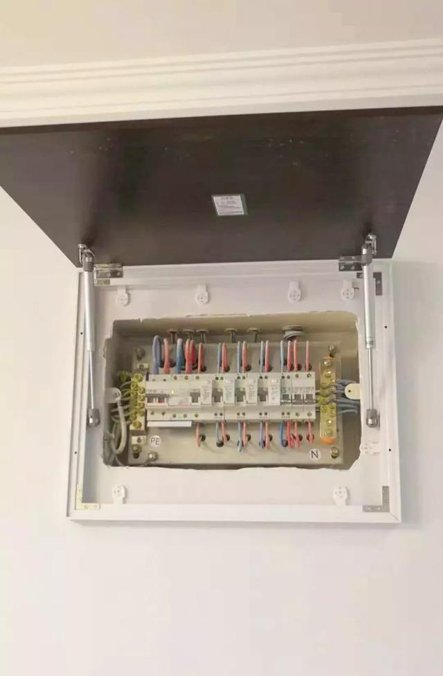 配電箱泄漏太難看了，簡單的變化，鄰居們都震驚了！