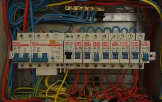 家庭配電箱分配如何合理？這種裝置確保你的家在50年內(nèi)不會(huì)被絆倒。