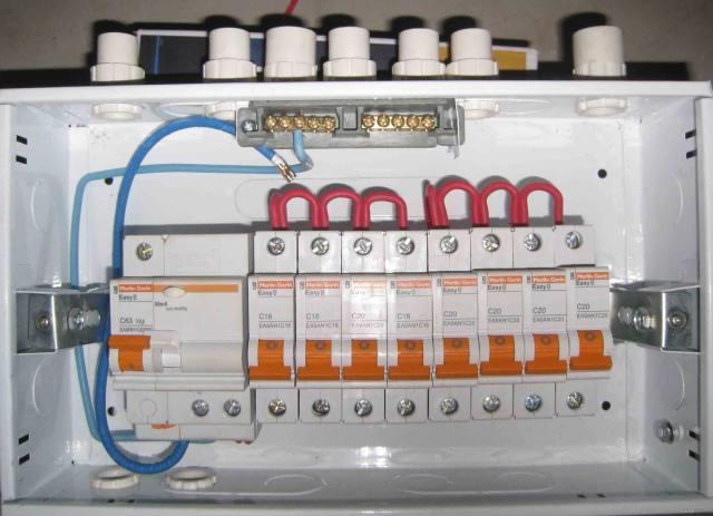 家居裝飾配電箱如何分配丟失的保險(xiǎn)更合適？難怪人們總是回家旅游。原來(lái)這里有一個(gè)錯(cuò)誤的裝置。