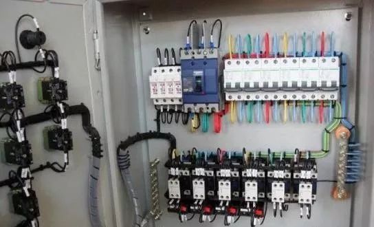 配電箱標(biāo)準(zhǔn)、接線方法、安裝方法和分類等。被詳細(xì)描述并且一次清楚。