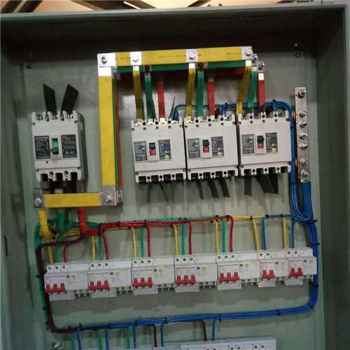 配電箱帶漏電保護(hù)或空？只有有這么多漏洞和空的開(kāi)口才是安全的。這太實(shí)際了。