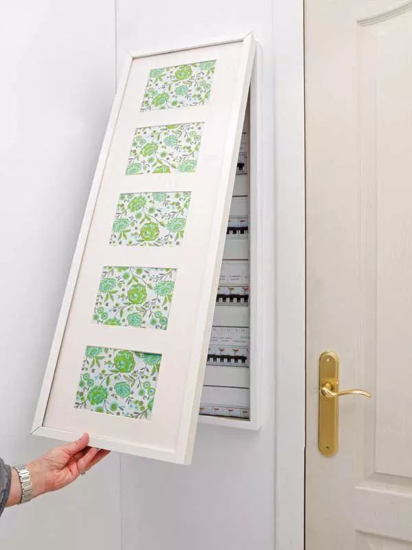 你家人的配電箱隱藏得好嗎？新房子的裝飾看起來很漂亮，因為做得很好。