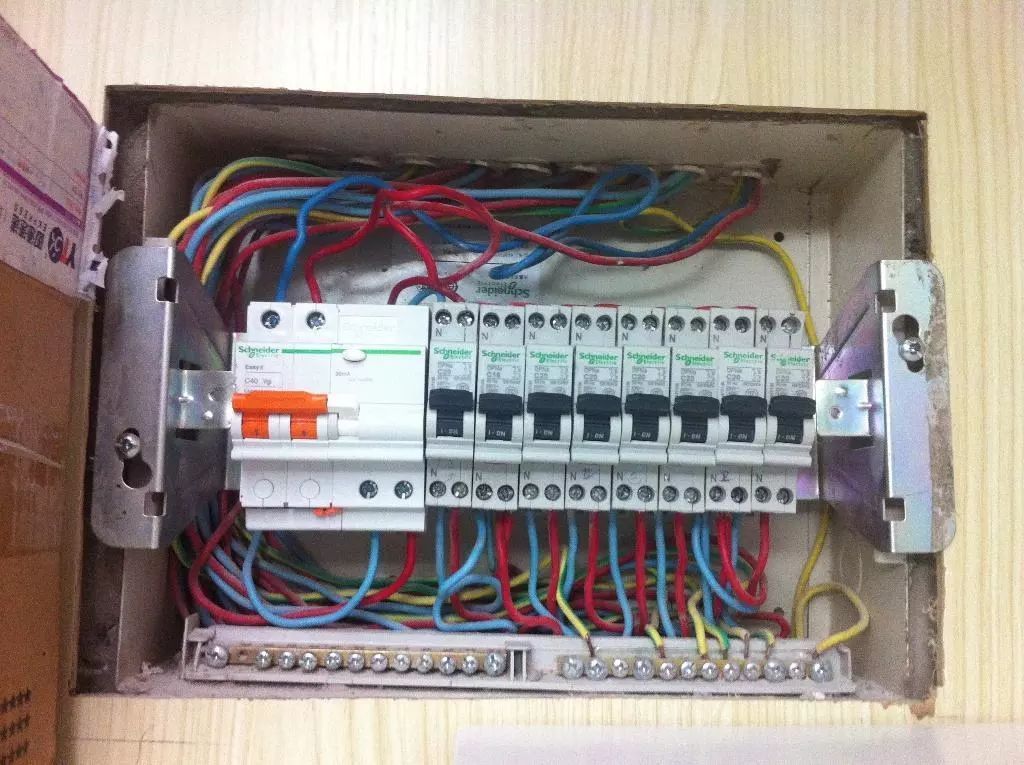 你家人的配電箱隱藏得好嗎？新房子的裝飾看起來很漂亮，因為做得很好。