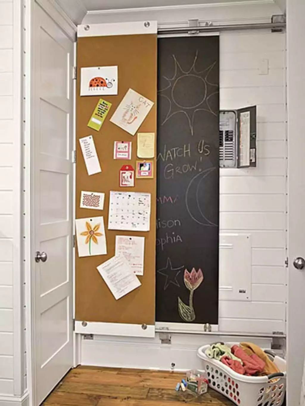 你家人的配電箱隱藏得好嗎？新房子的裝飾看起來很漂亮，因為做得很好。