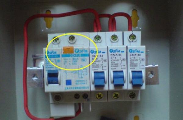 配電箱在此生命安全鍵中，務必記住每月按一次，事故會遲到
