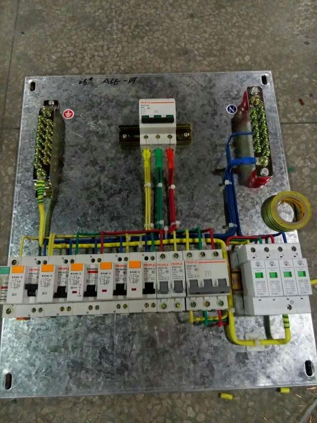 跟著師傅學做配電箱，看到師傅的手藝，我不好意思開始
