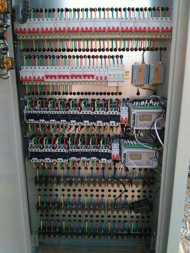 跟著師傅學做配電箱，看到師傅的手藝，我不好意思開始