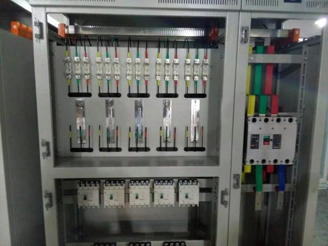 跟著師傅學做配電箱，看到師傅的手藝，我不好意思開始