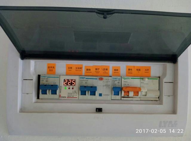 跟著師傅學做配電箱，看到師傅的手藝，我不好意思開始