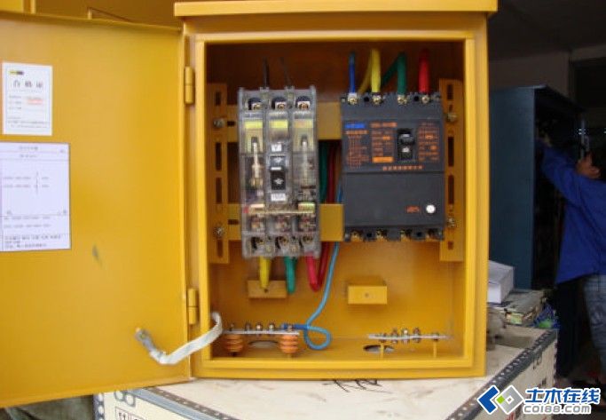 三級(jí)配電，二級(jí)保護(hù)，一機(jī)一閘一漏，一箱配電箱及施工要求