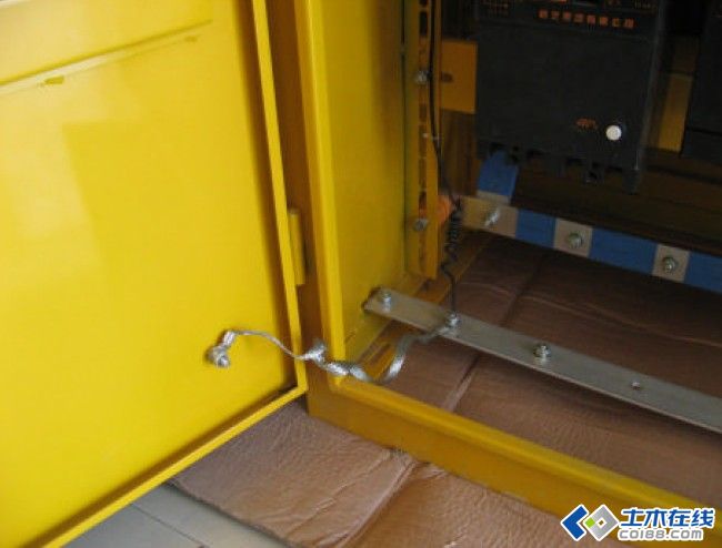 三級(jí)配電，二級(jí)保護(hù)，一機(jī)一閘一漏，一箱配電箱及施工要求