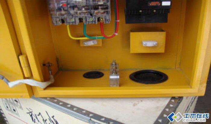 三級(jí)配電，二級(jí)保護(hù)，一機(jī)一閘一漏，一箱配電箱及施工要求