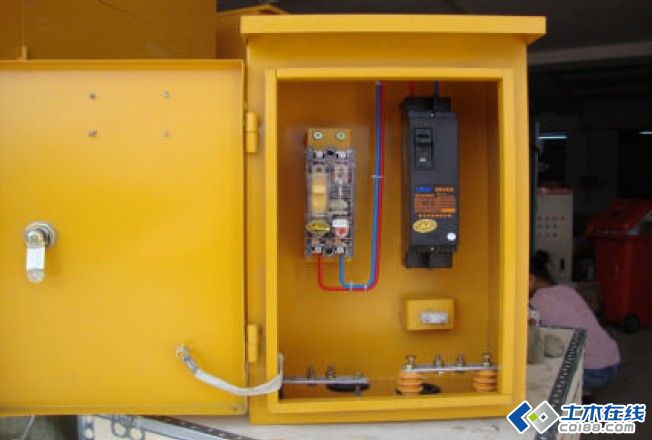 三級(jí)配電，二級(jí)保護(hù)，一機(jī)一閘一漏，一箱配電箱及施工要求