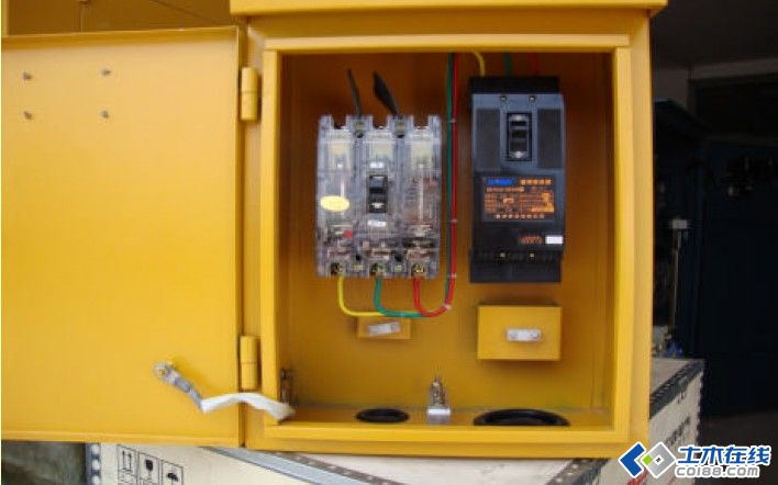 三級(jí)配電，二級(jí)保護(hù)，一機(jī)一閘一漏，一箱配電箱及施工要求