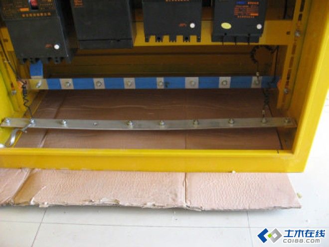 三級(jí)配電，二級(jí)保護(hù)，一機(jī)一閘一漏，一箱配電箱及施工要求