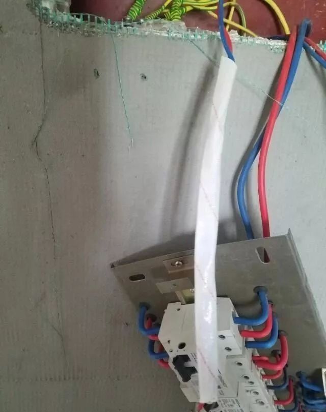 在一個(gè)建筑工地，一個(gè)建筑電工應(yīng)該如何安裝一個(gè)居民配電箱！與新加入者分享