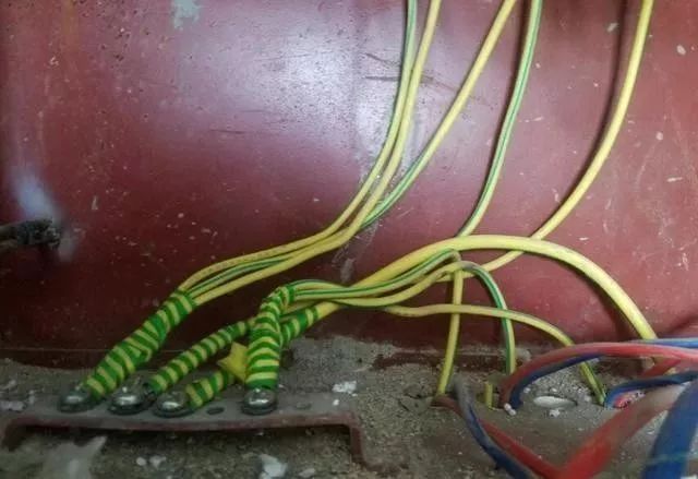 在一個(gè)建筑工地，一個(gè)建筑電工應(yīng)該如何安裝一個(gè)居民配電箱！與新加入者分享