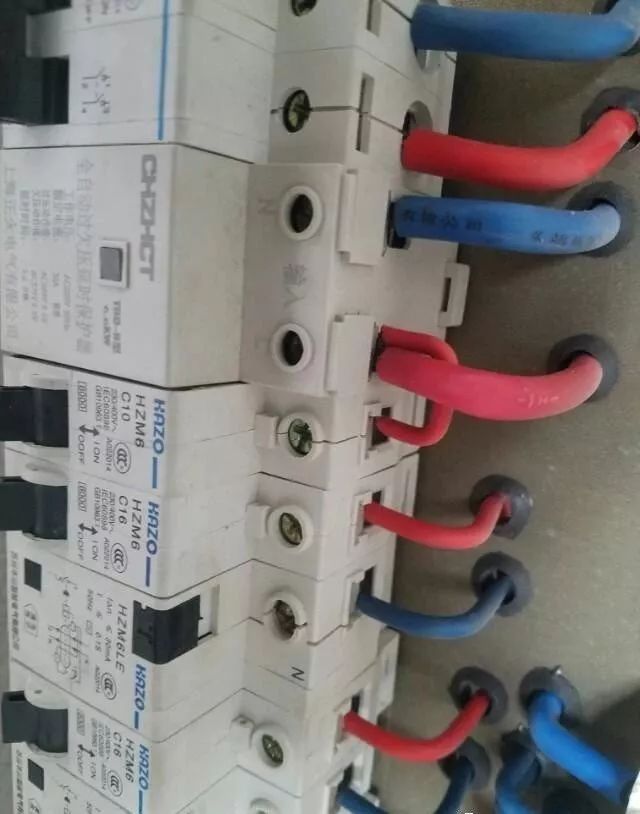 在一個(gè)建筑工地，一個(gè)建筑電工應(yīng)該如何安裝一個(gè)居民配電箱！與新加入者分享