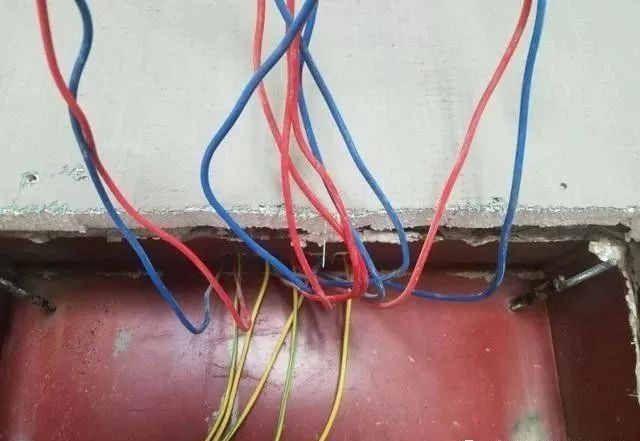 在一個(gè)建筑工地，一個(gè)建筑電工應(yīng)該如何安裝一個(gè)居民配電箱！與新加入者分享