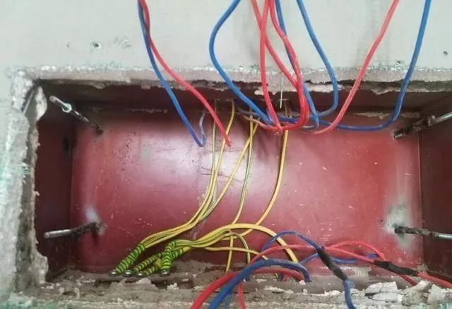 在一個(gè)建筑工地，一個(gè)建筑電工應(yīng)該如何安裝一個(gè)居民配電箱！與新加入者分享