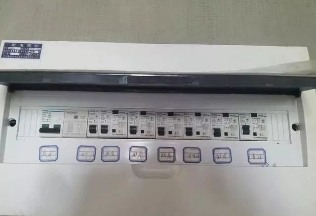 在一個(gè)建筑工地，一個(gè)建筑電工應(yīng)該如何安裝一個(gè)居民配電箱！與新加入者分享