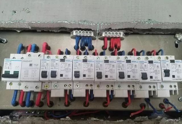 在一個(gè)建筑工地，一個(gè)建筑電工應(yīng)該如何安裝一個(gè)居民配電箱！與新加入者分享