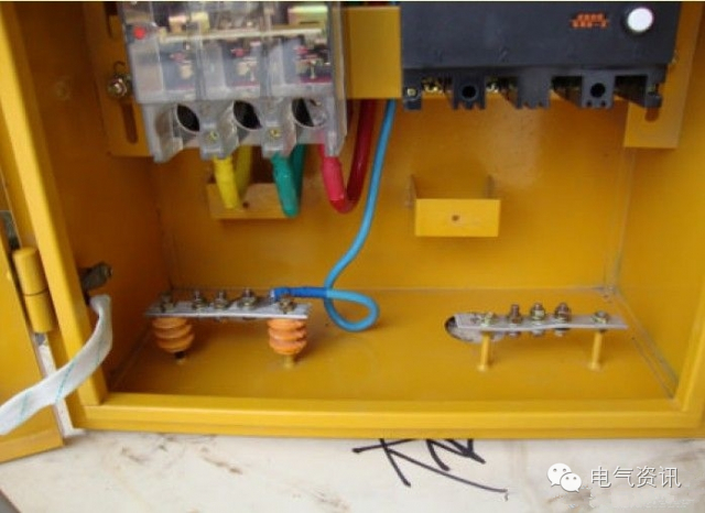 三級(jí)配電、二級(jí)漏電保護(hù)等。配電箱和施工要求(視頻附后)